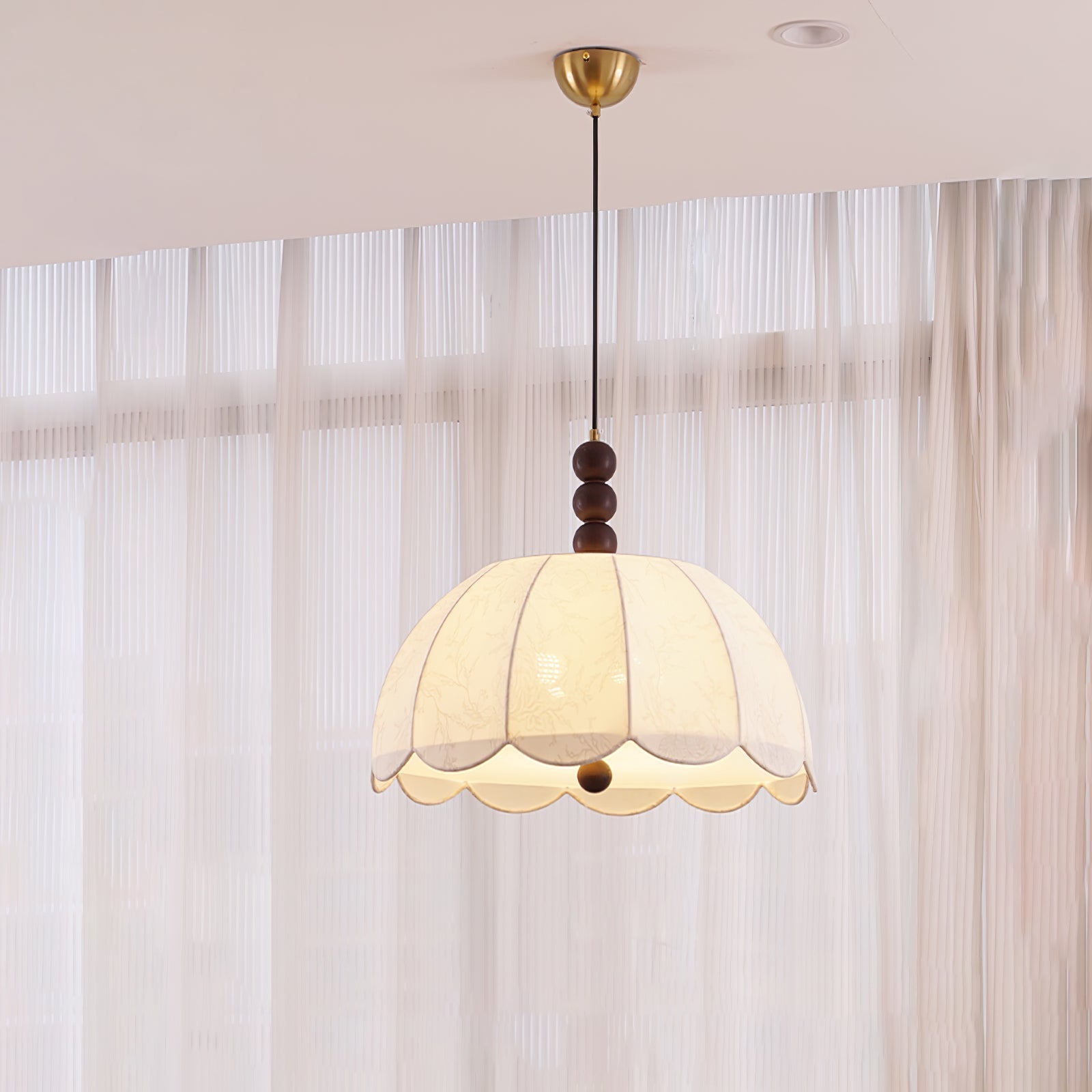 Syphaen Traditionelle Pendelleuchte aus Stoff und Holz-Letslighting
