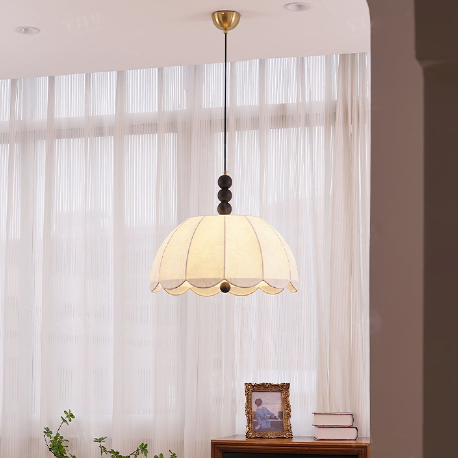 Syphaen Traditionelle Pendelleuchte aus Stoff und Holz-Letslighting