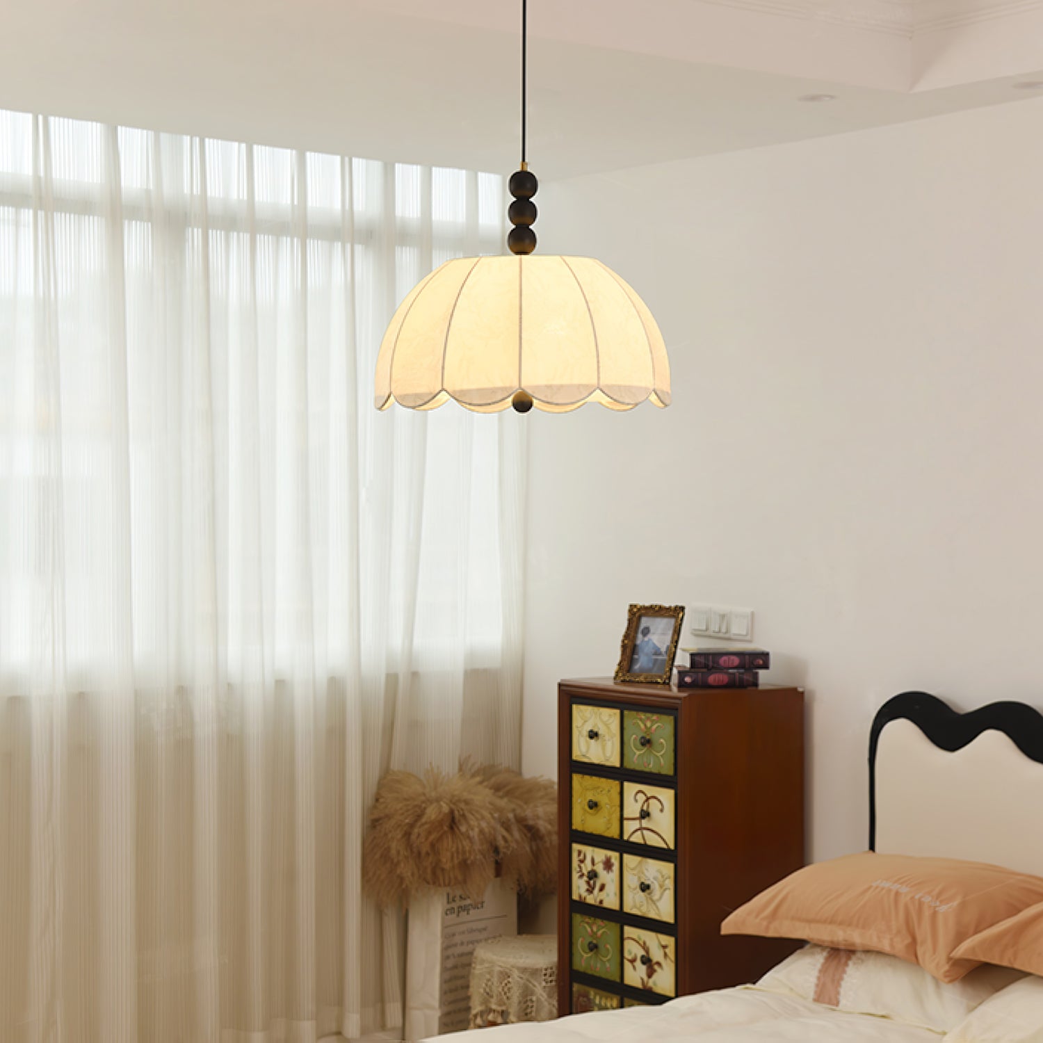 Syphaen Traditionelle Pendelleuchte aus Stoff und Holz-Letslighting