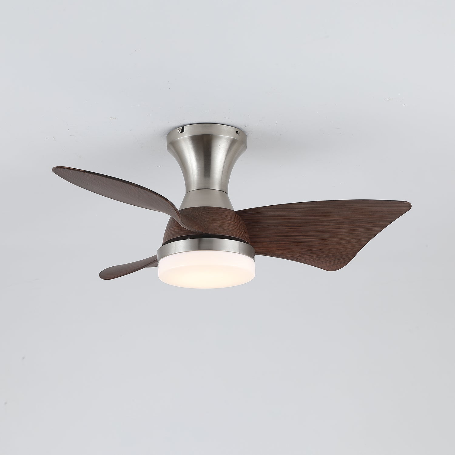 Detail der Walnussholzmaserung am Aureon Deckenventilator mit Licht