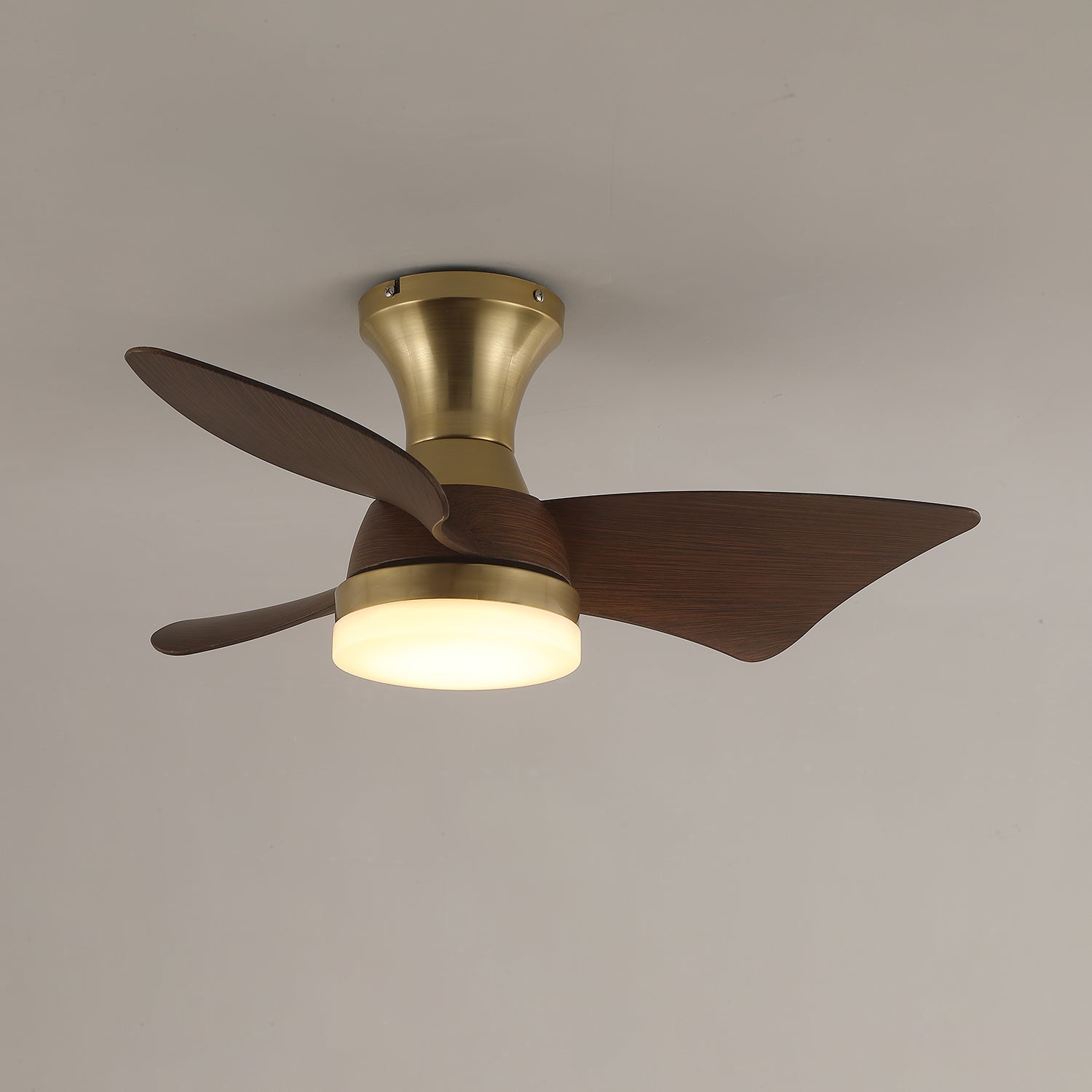 Aureon Deckenventilator mit Licht, der einen Wohnraum beleuchtet