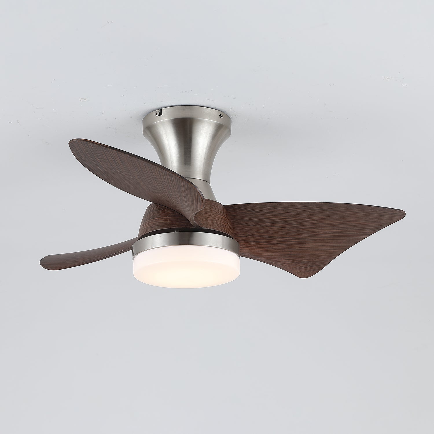 Der Aureon Deckenventilator mit Licht in einem modernen Interieur