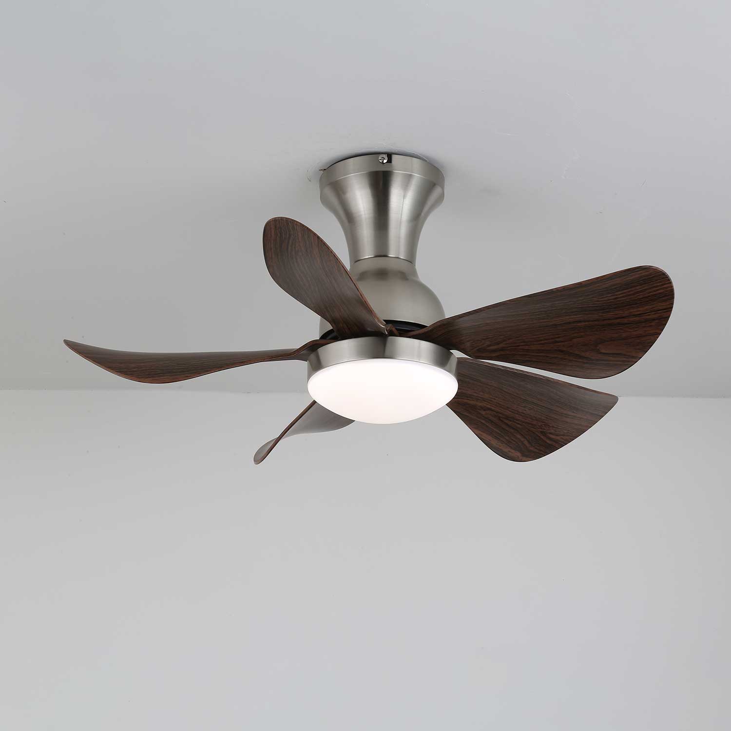 Novaro Deckenventilator mit Beleuchtung und den Maßen: Ø 70cm x H 30cm.
