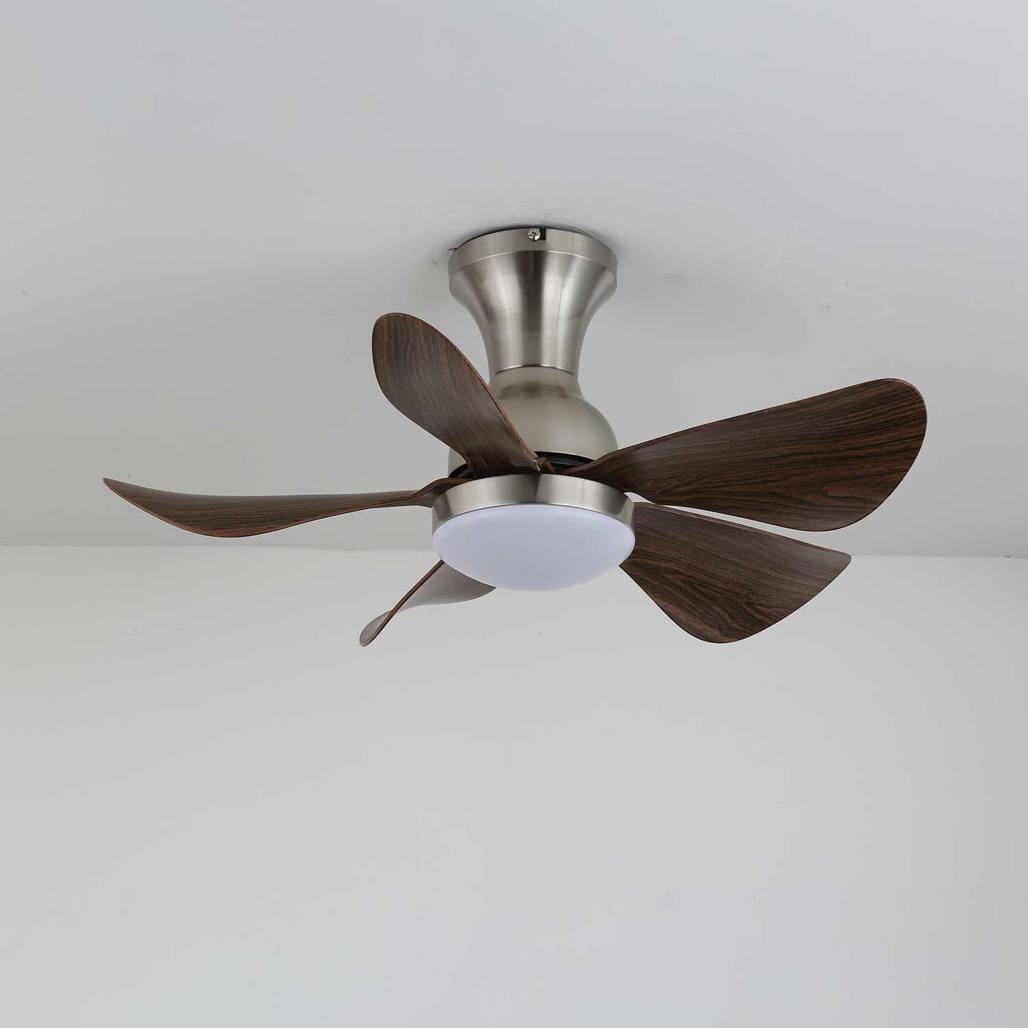 Novaro Deckenventilator mit Beleuchtung, der einen Innenraum beleuchtet.