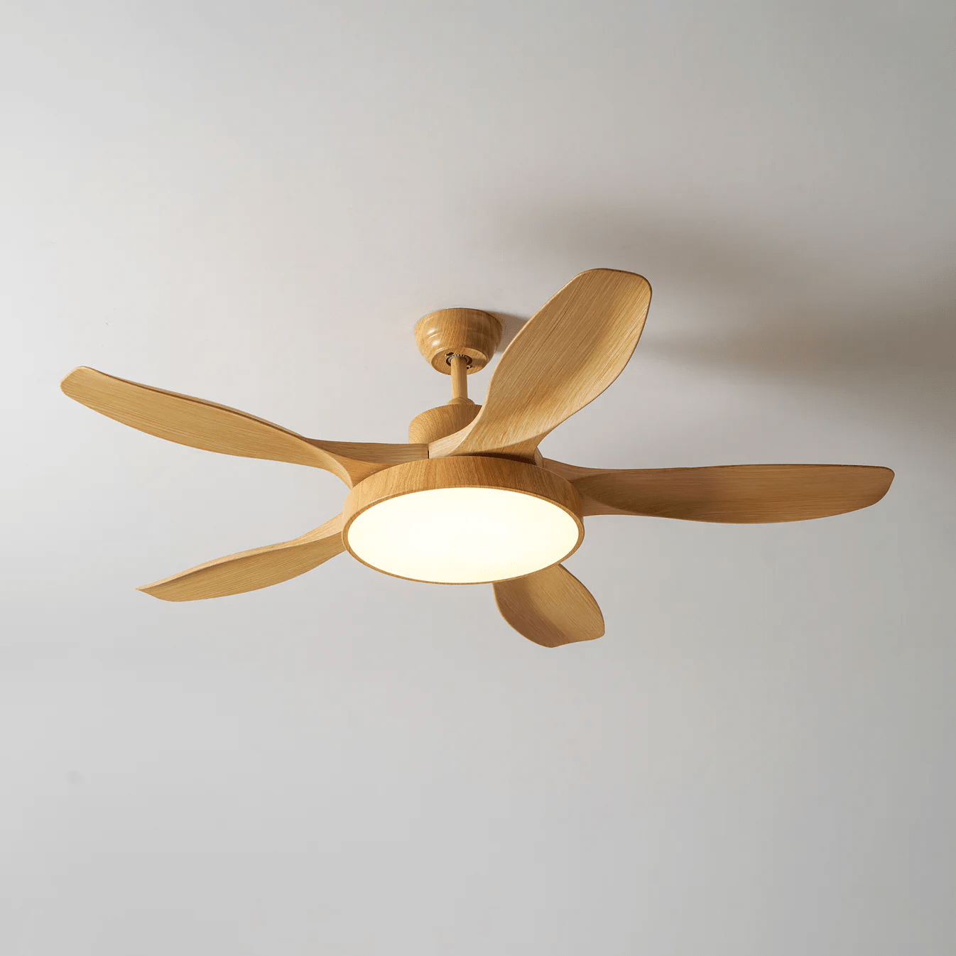 Bild, das die Abmessungen der StillWind Deckenventilatorleuchte (Ø 132 cm x H 25 cm) veranschaulicht.