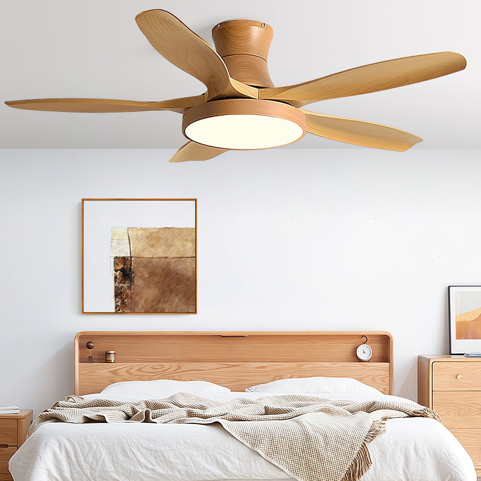 Lifestyle-Aufnahme der StillWind Ventilatorleuchte, die ein Schlafzimmerinterieur aufwertet.