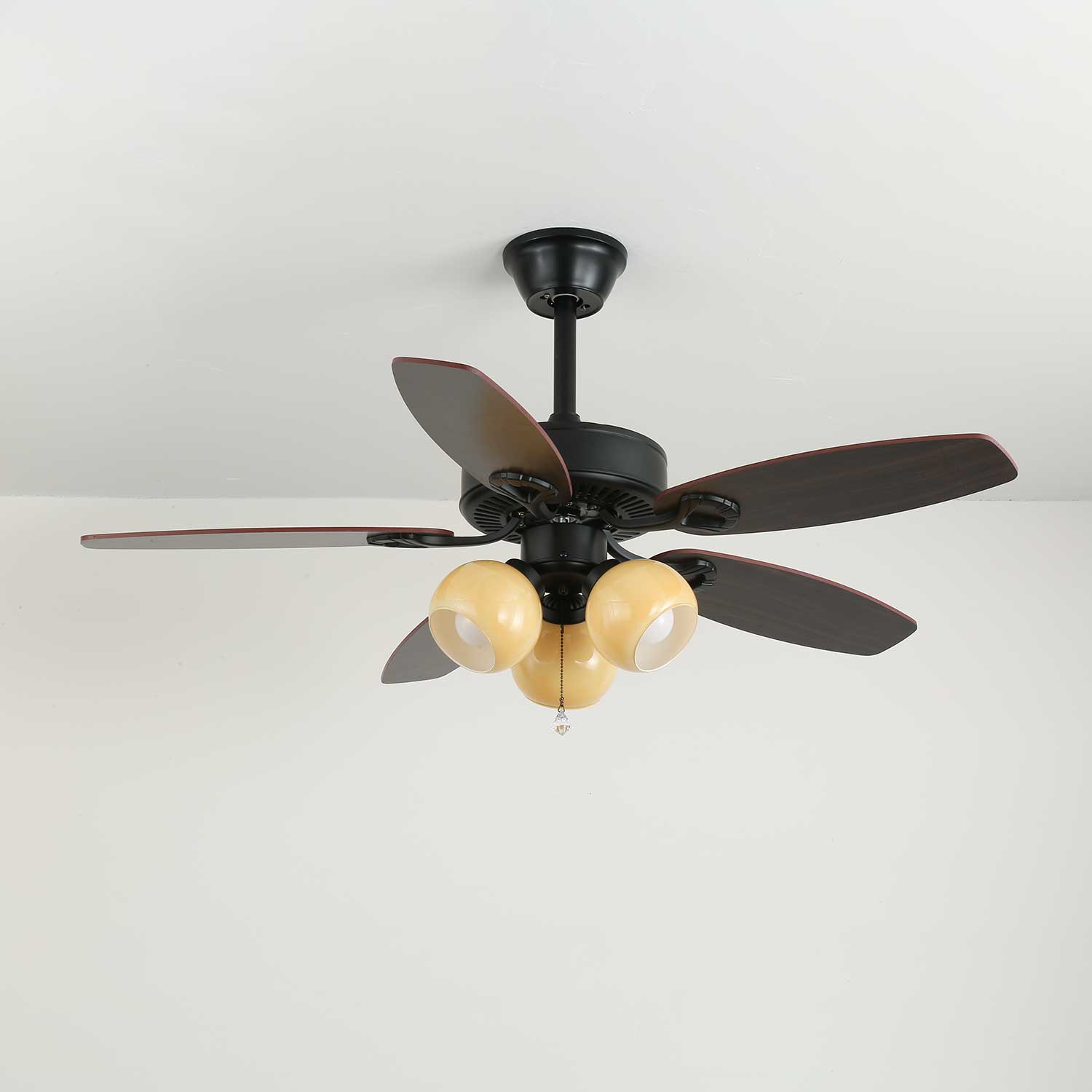 Calviera Vintage Deckenventilatorleuchte aus Holz und Glas mit bernsteinfarbenem Lampenschirm