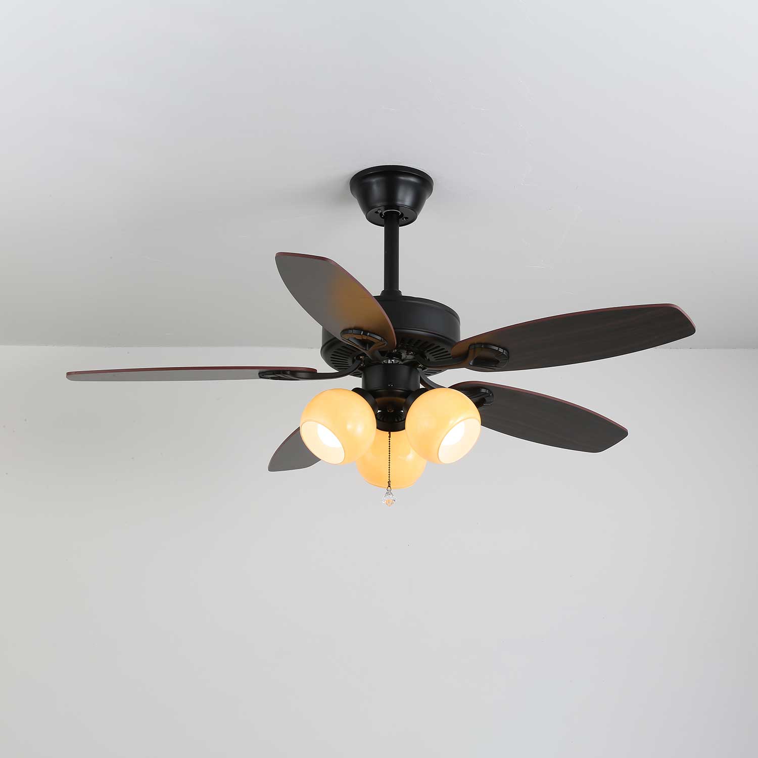 Diagramm mit den Abmessungen der Calviera Vintage Deckenventilatorleuchte aus Holz und Glas