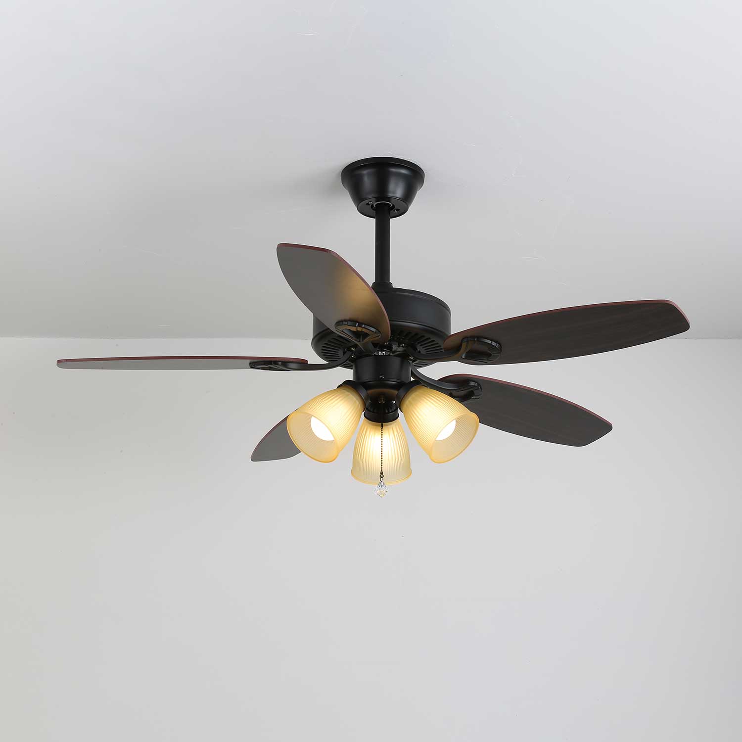Calviera Vintage Deckenventilatorleuchte aus Holz und Glas in einem minimalistischen Interieur