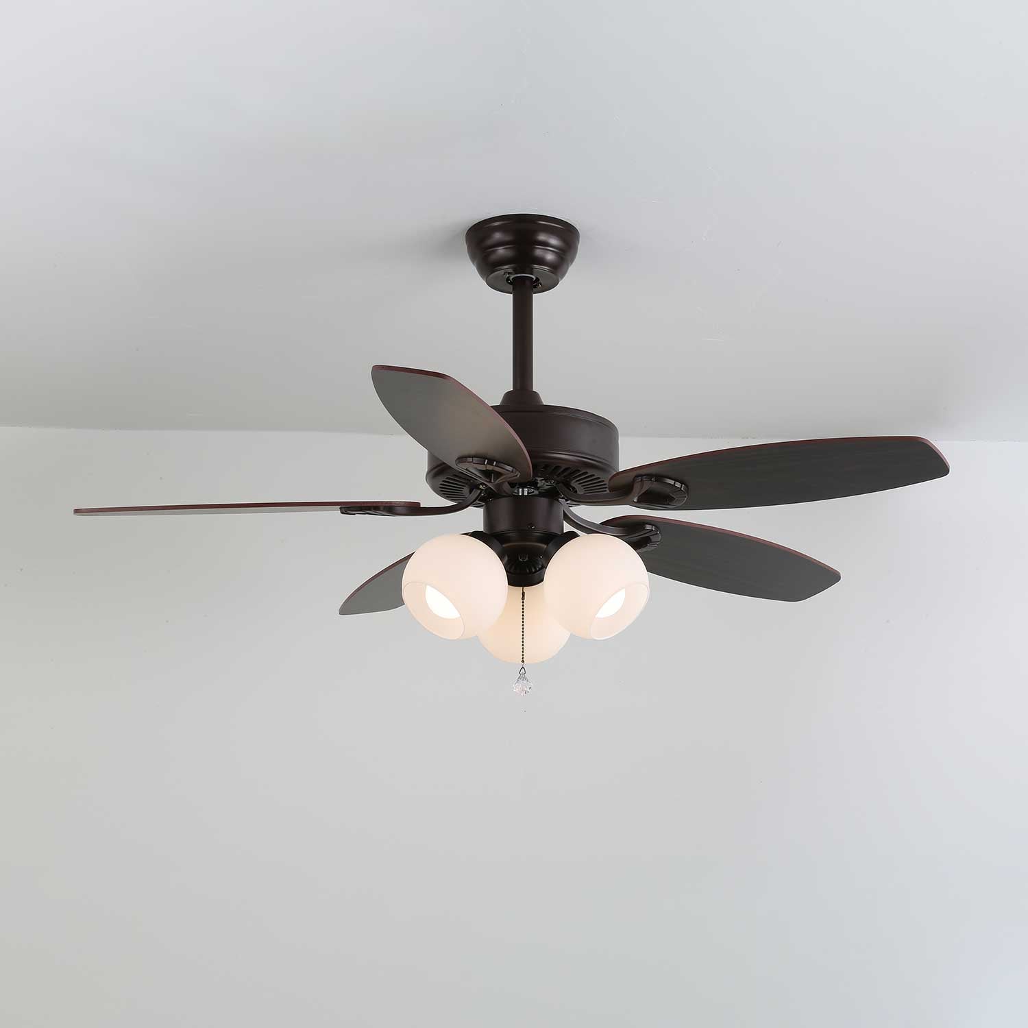 Calviera Vintage Deckenventilatorleuchte aus Holz und Glas zeigt festverdrahtete Installation