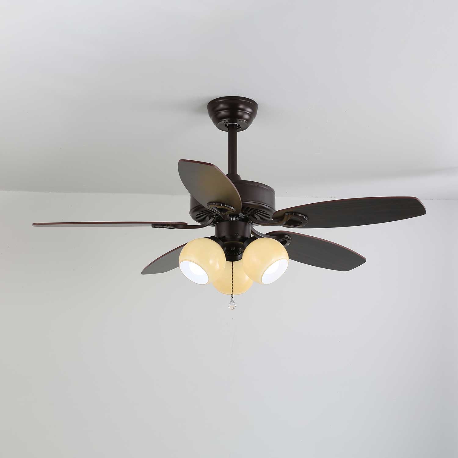 Calviera Vintage Deckenventilatorleuchte aus Holz und Glas bietet sowohl Licht als auch Luftzirkulation