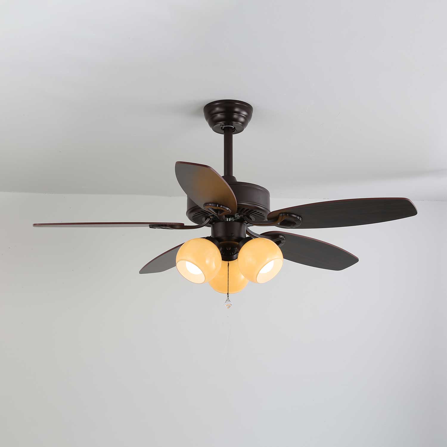 Calviera Vintage Deckenventilatorleuchte aus Holz und Glas in einem Wohnbereich