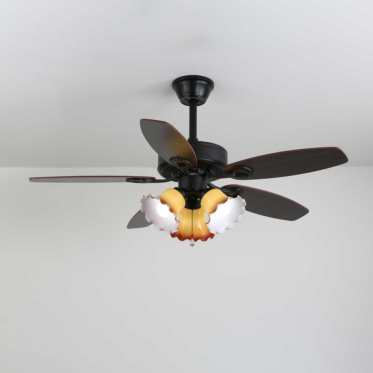 Nahaufnahme des Motors aus reinem Kupfer in der Calviera Vintage Deckenventilatorleuchte