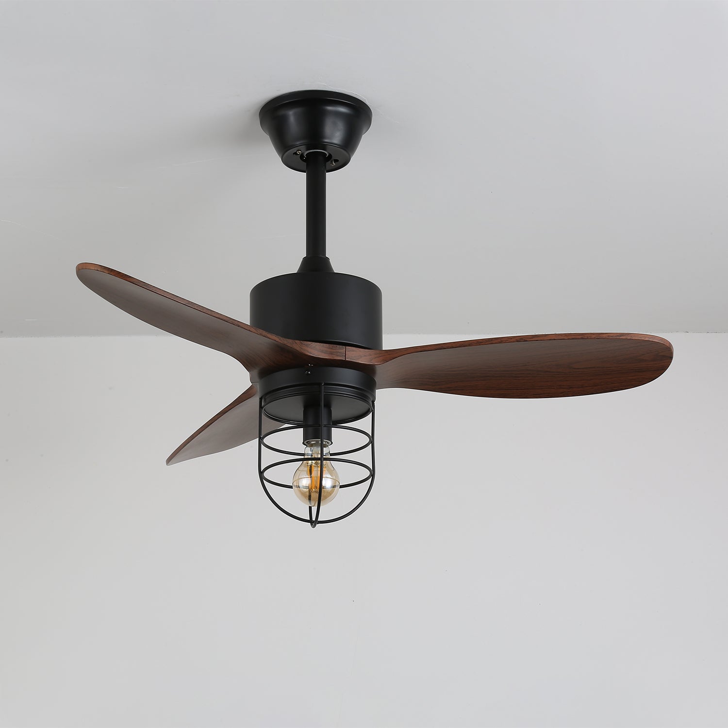 Brisora Industrie-Deckenventilatorleuchte aus Holz, Nahaufnahme der Leuchte