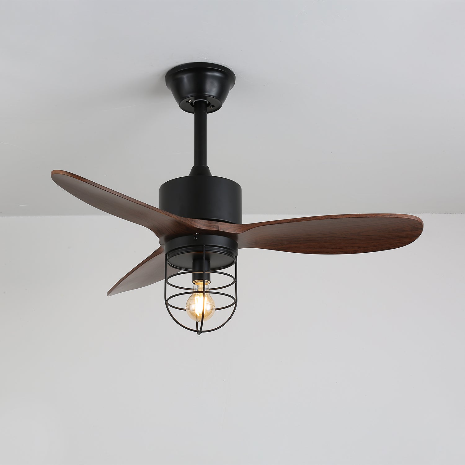 Brisora Industrie-Deckenventilatorleuchte aus Holz, Nahaufnahme der Holzflügel