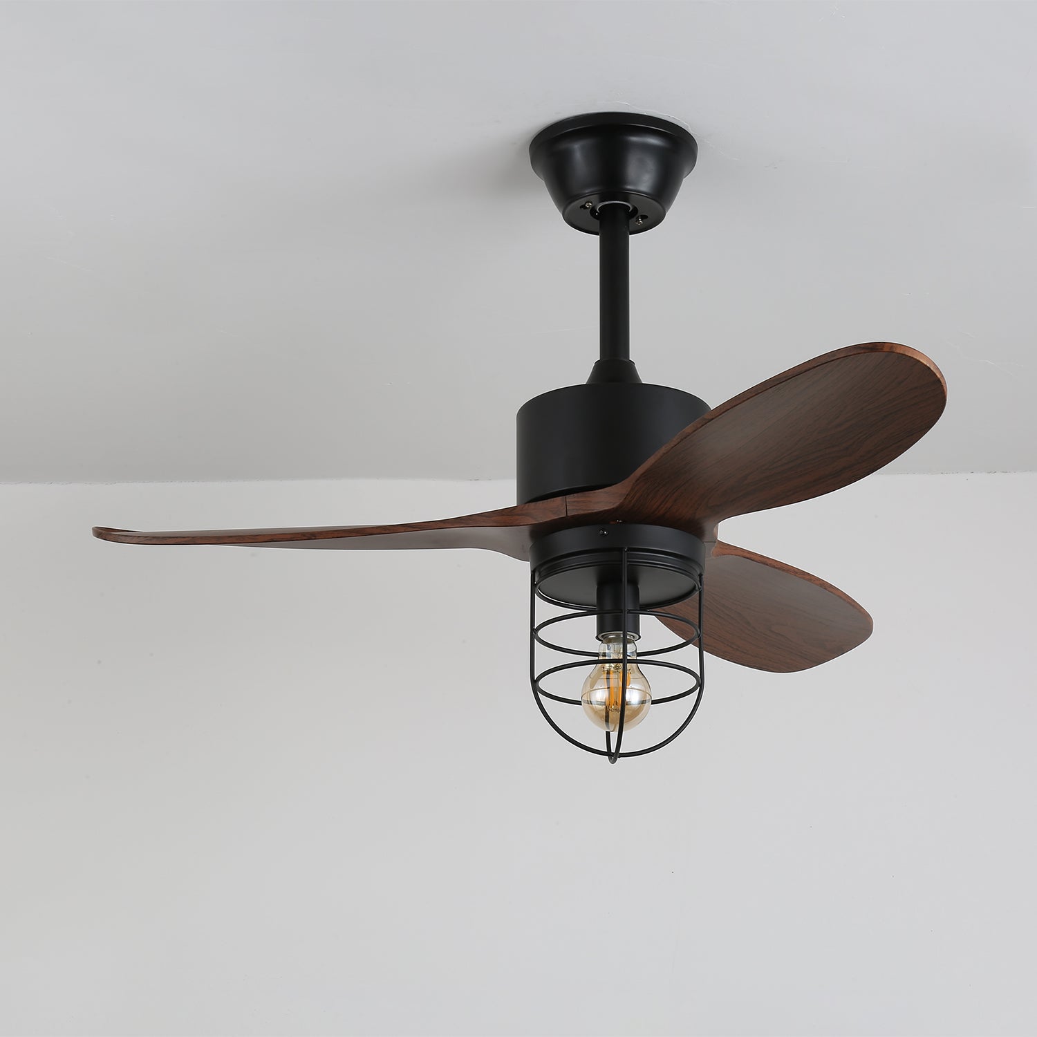 Brisora Industrie-Deckenventilatorleuchte aus Holz, installiert im Schlafzimmer