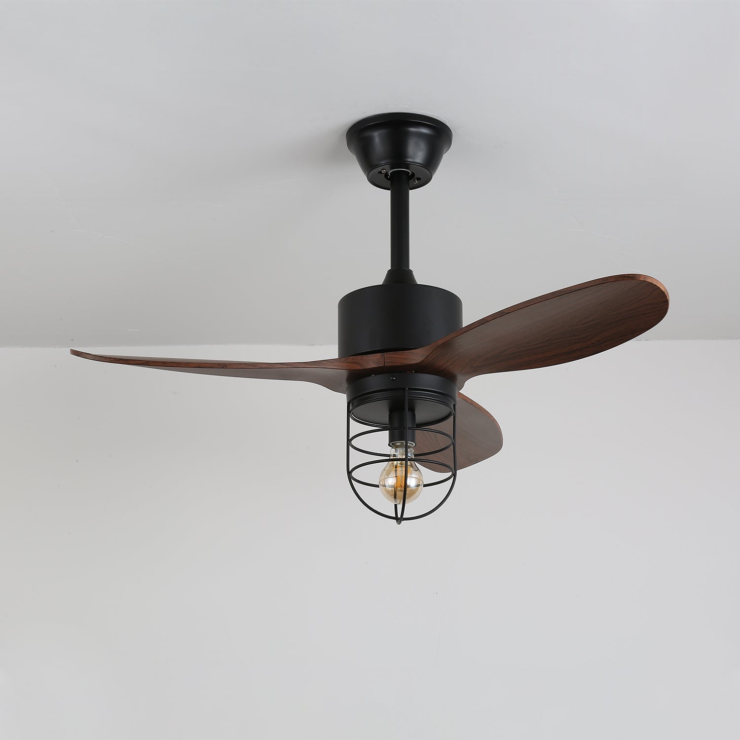 Brisora Industrie-Deckenventilatorleuchte aus Holz, installiert im Wohnzimmer