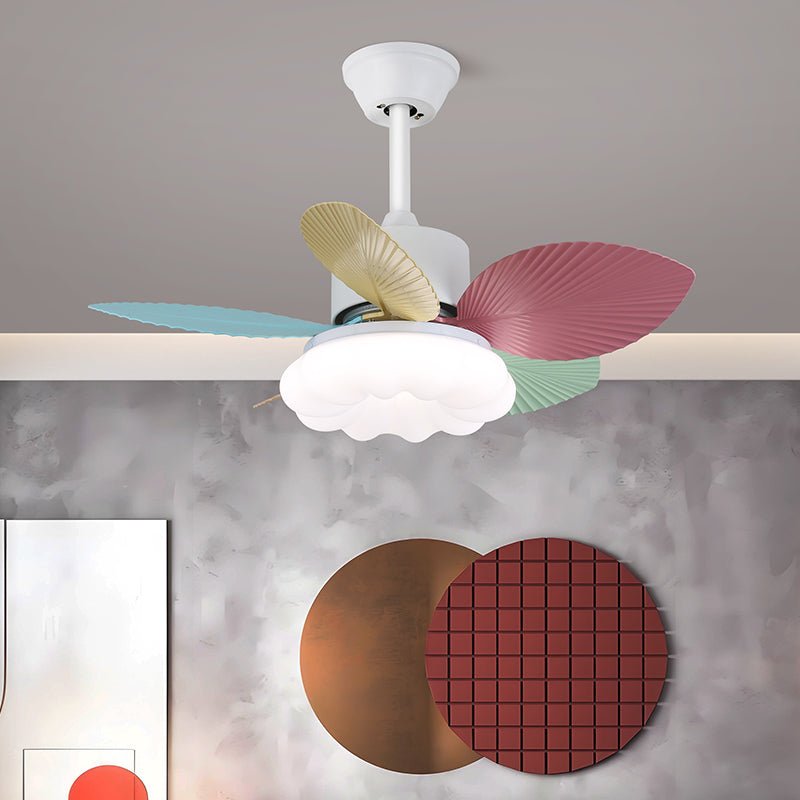 Liora Deckenventilator mit bunter Glasbeleuchtung, zeigt Ventilatorflügel