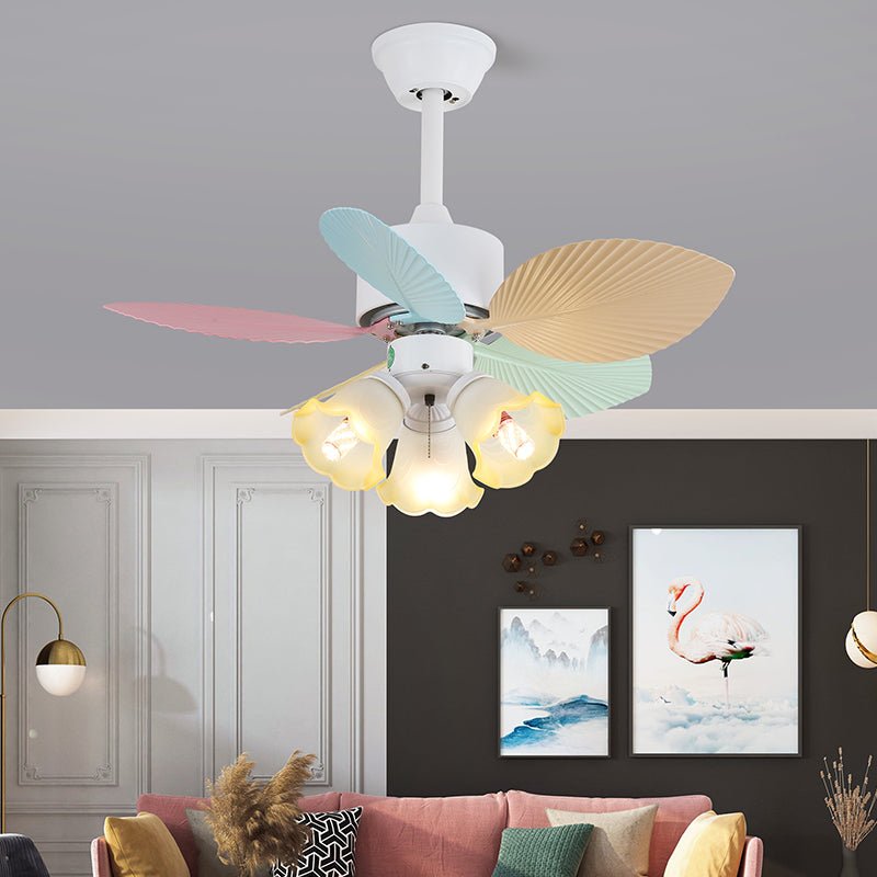 Liora Deckenventilator mit bunter Glasbeleuchtung, hebt ABS-Flügel hervor