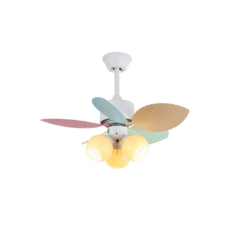 Liora Deckenventilator mit bunter Glasbeleuchtung, zeigt Deckenmontage