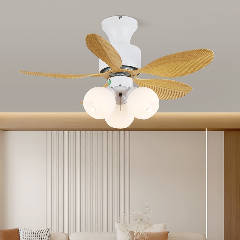Liora Deckenventilator mit bunter Glasbeleuchtung, in einem modernen Raum