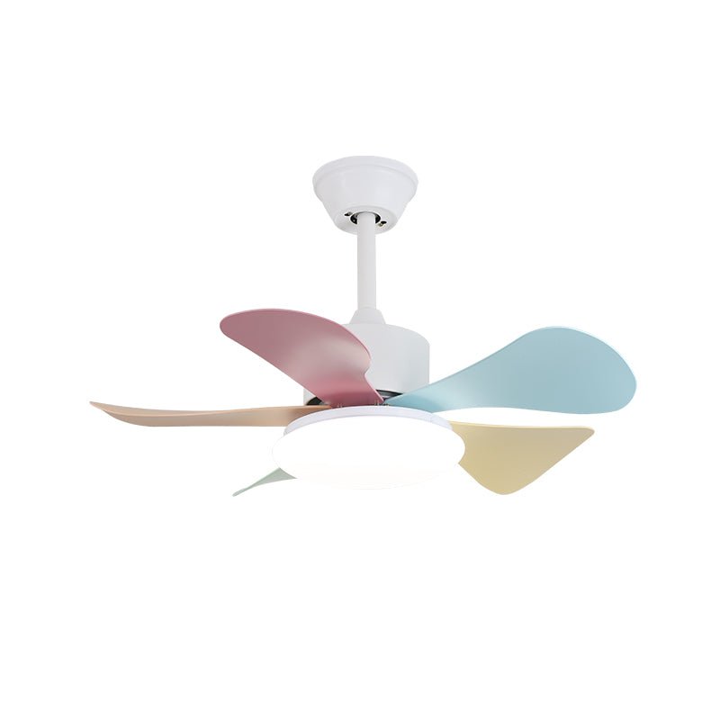 Liora Deckenventilator mit bunter Glasbeleuchtung, in einem Schlafzimmer