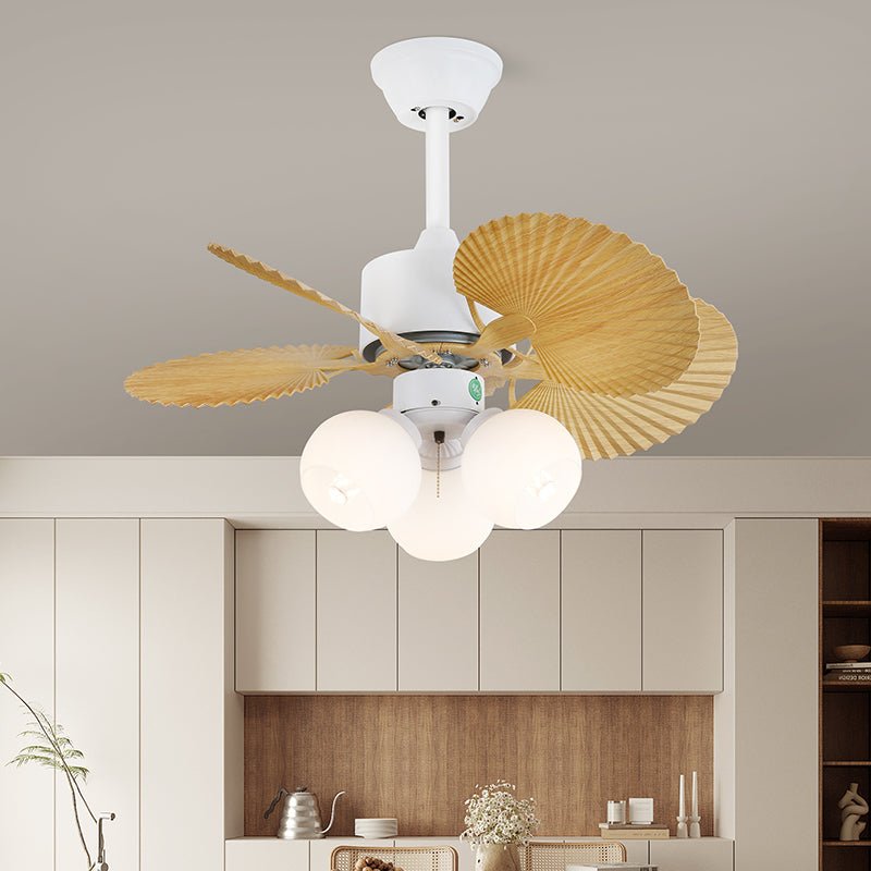 Liora Deckenventilator mit bunter Glasbeleuchtung, Lifestyle-Aufnahme im Kinderzimmer