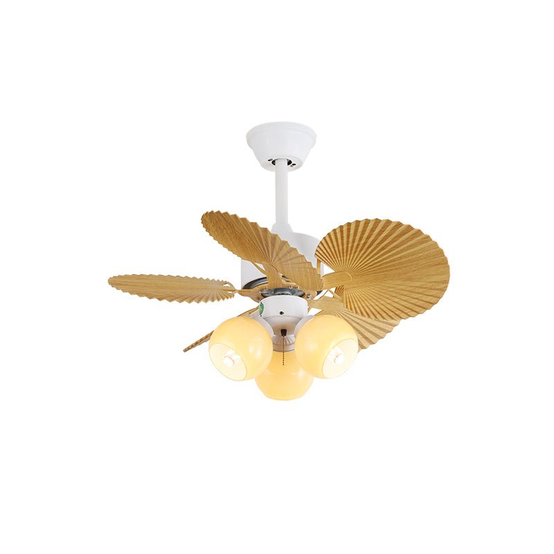 Liora Deckenventilator mit bunter Glasbeleuchtung, mit eingeschaltetem Licht