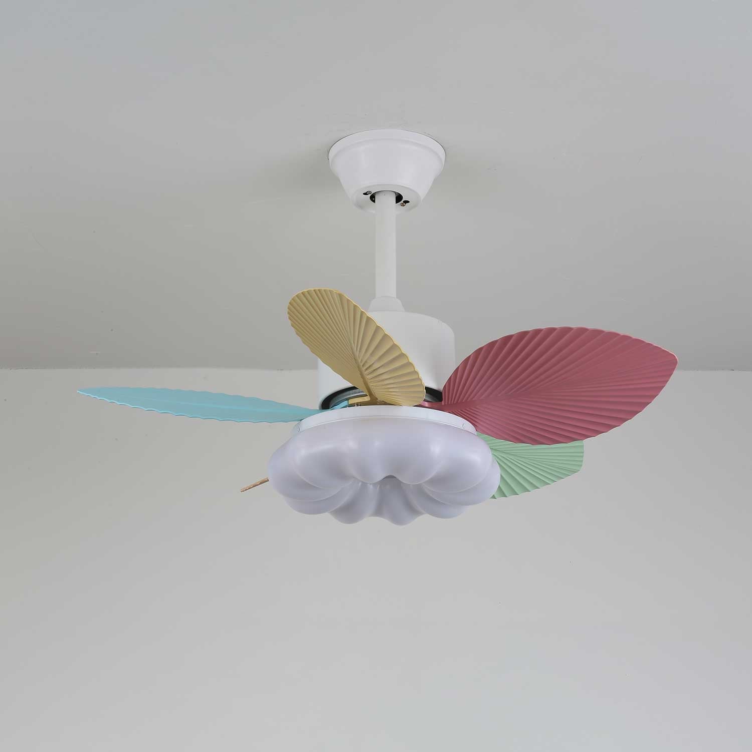 Liora Deckenventilator mit bunter Glasbeleuchtung, Nahaufnahme des E26/E27 Sockels
