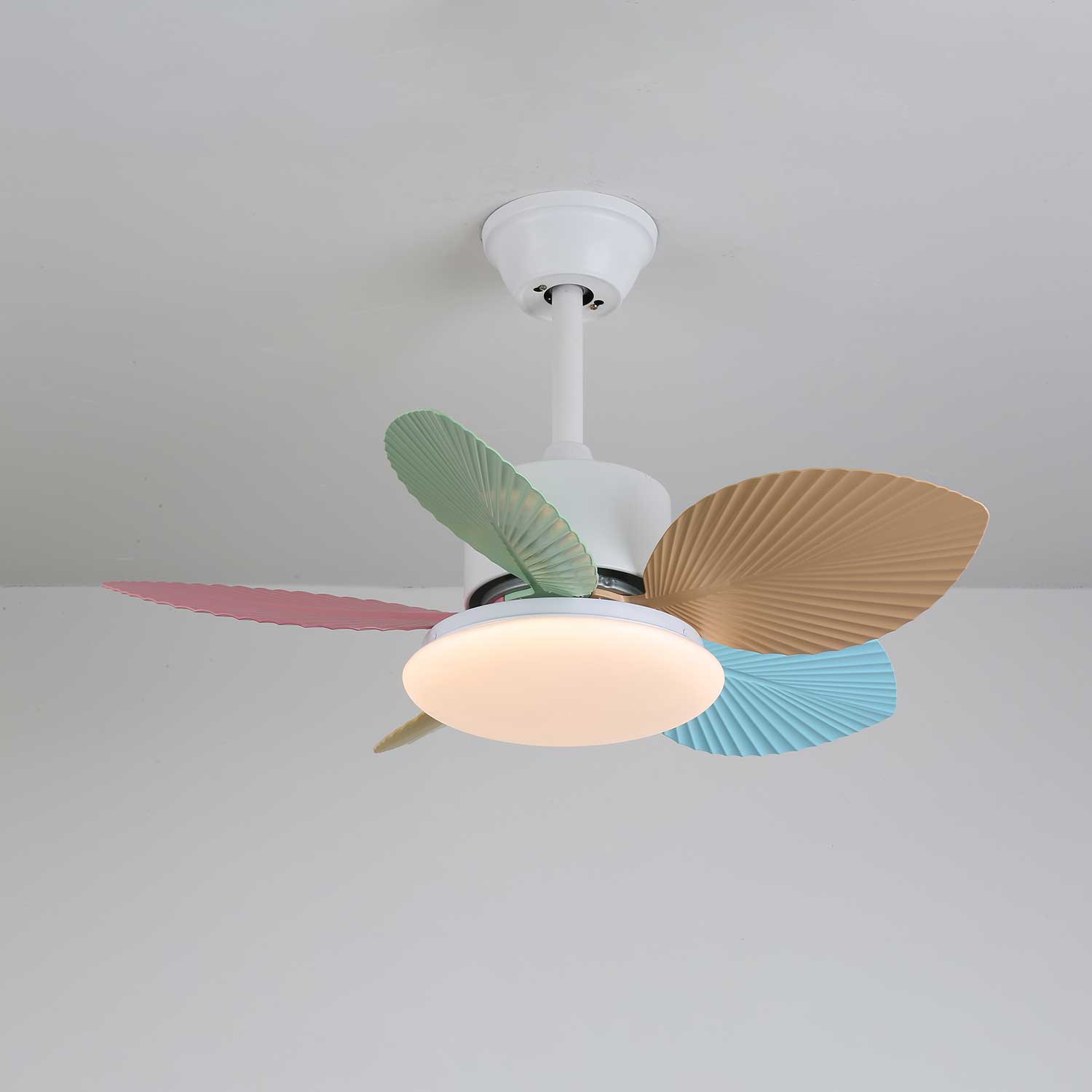 Liora Deckenventilator mit bunter Glasbeleuchtung, präsentiert Designelemente
