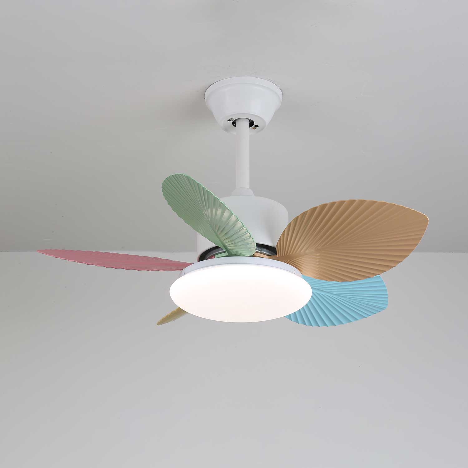 Liora Deckenventilator mit bunter Glasbeleuchtung, Nahaufnahme der 35W Leistung