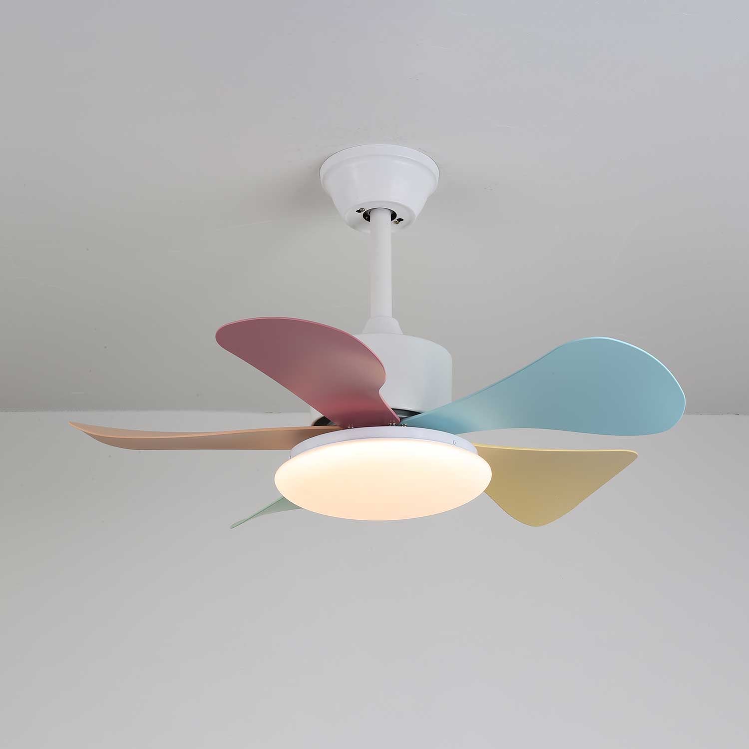 Liora Deckenventilator mit bunter Glasbeleuchtung, Gesamtansicht 2