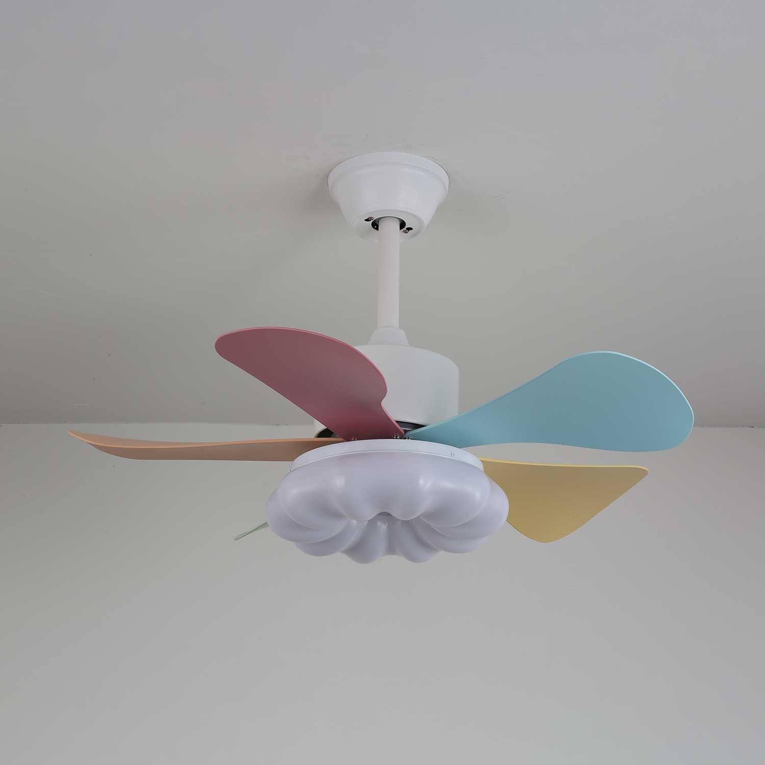 Liora Deckenventilator mit bunter Glasbeleuchtung, Gesamtansicht 3