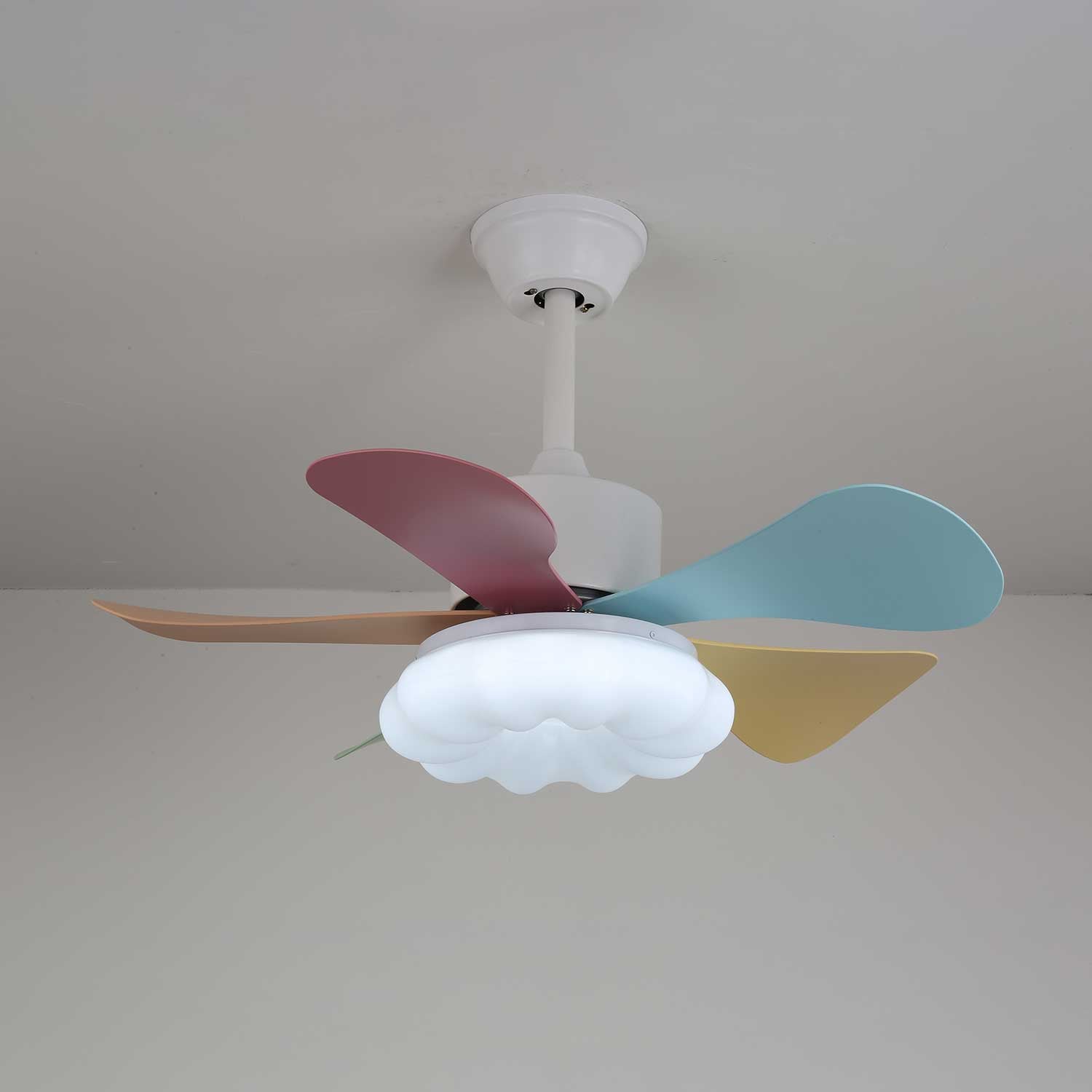 Liora Deckenventilator mit bunter Glasbeleuchtung, Gesamtansicht 4