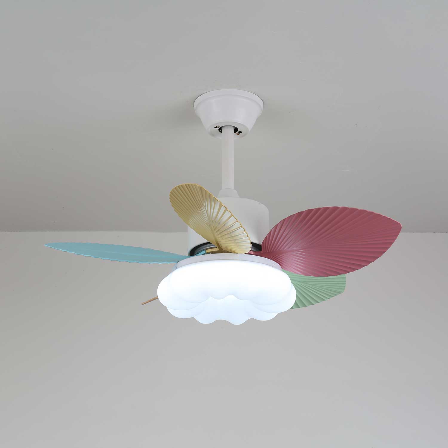 Liora Deckenventilator mit bunter Glasbeleuchtung, mit natürlichem Licht