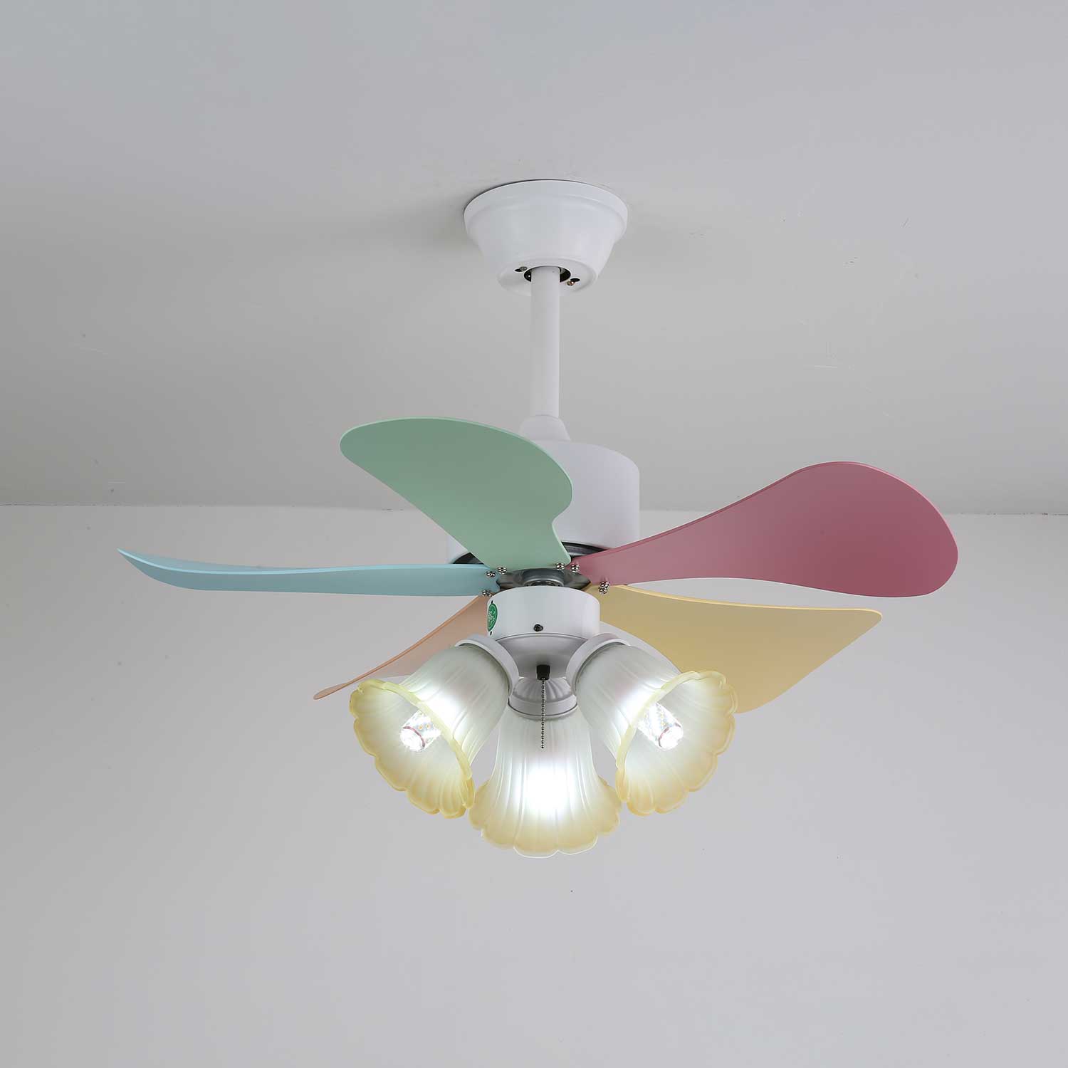 Liora Deckenventilator mit bunter Glasbeleuchtung, Gesamtansicht 7