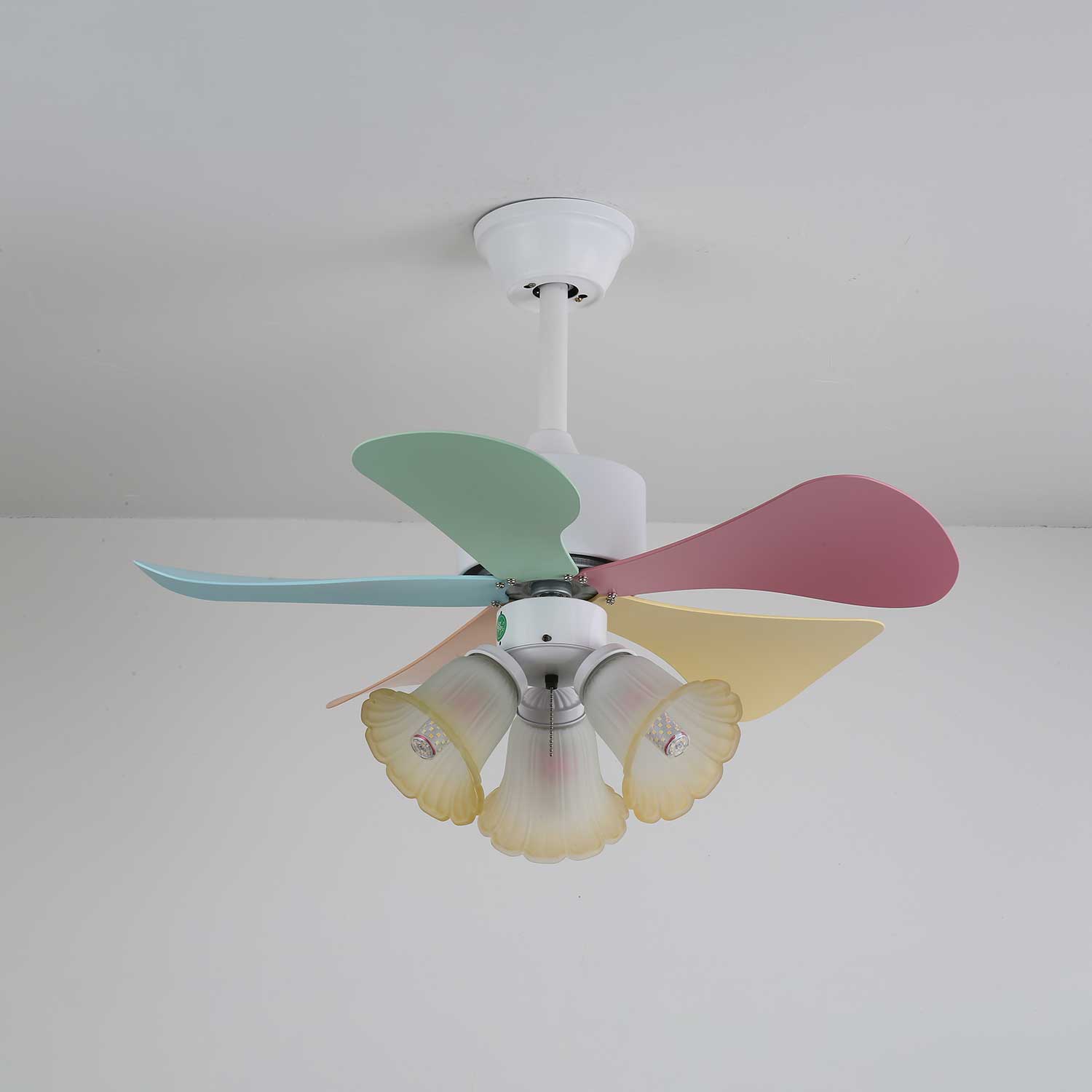 Liora Deckenventilator mit bunter Glasbeleuchtung, Gesamtansicht 8