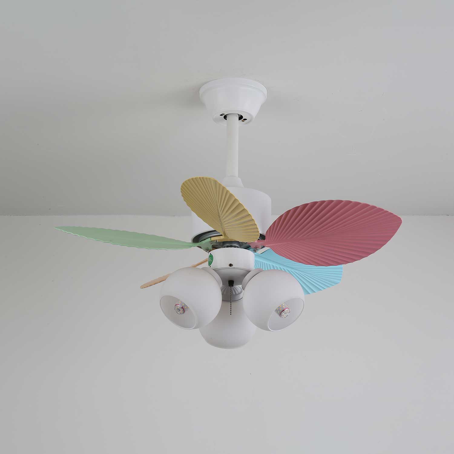 Liora Deckenventilator mit bunter Glasbeleuchtung, Gesamtansicht 14