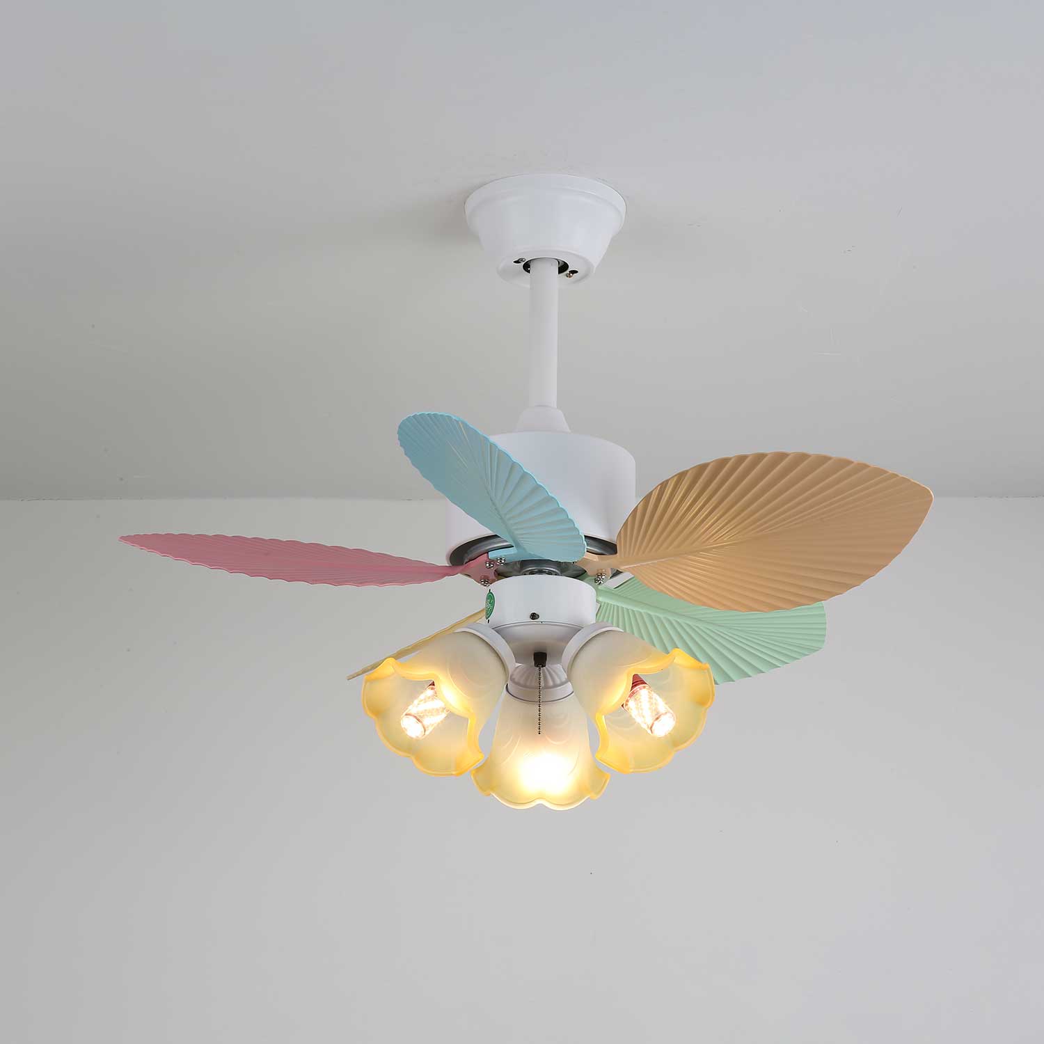 Liora Deckenventilator mit bunter Glasbeleuchtung, Gesamtansicht 16