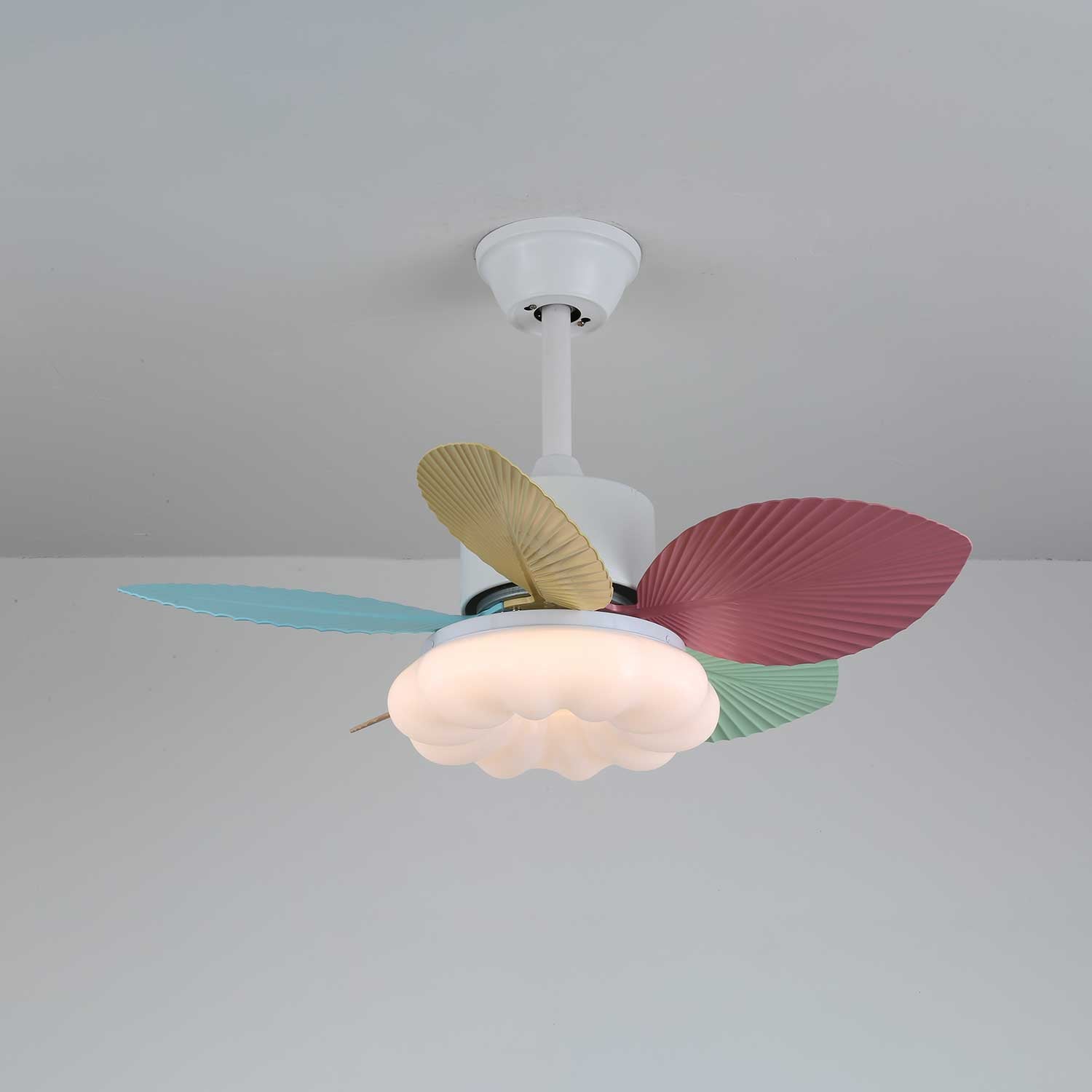 Liora Deckenventilator mit bunter Glasbeleuchtung, im Essbereich