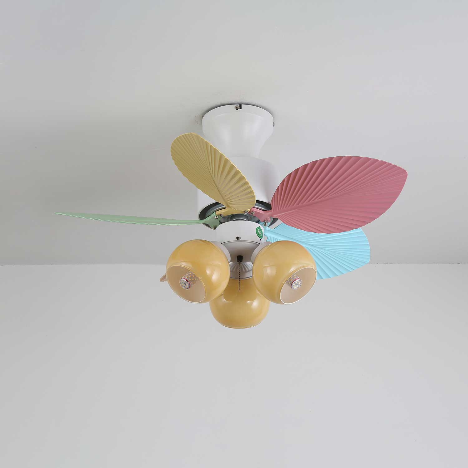 Liora Deckenventilator mit bunter Glasbeleuchtung, Detail des Leuchtmitteltyps