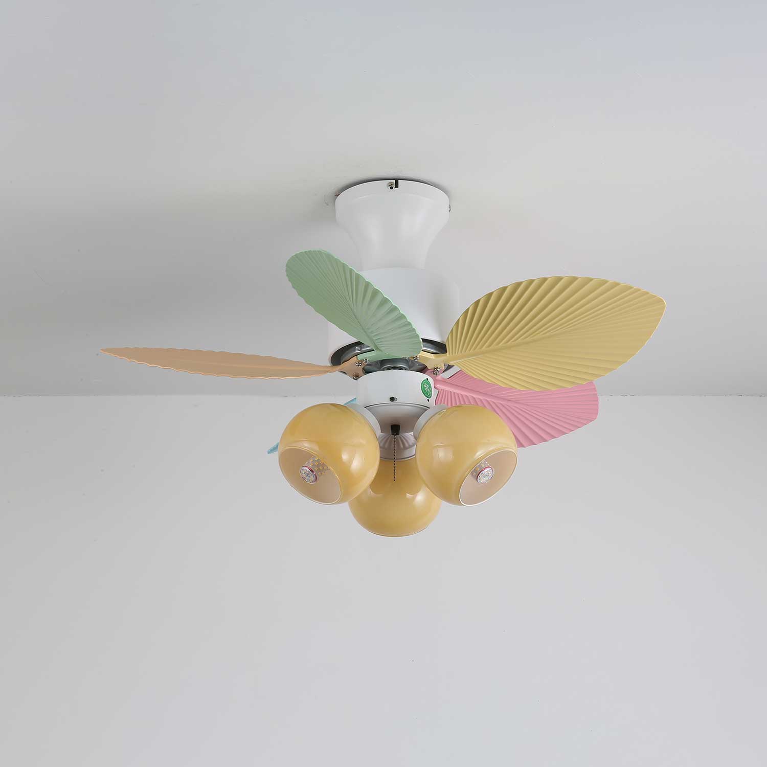 Liora Deckenventilator mit bunter Glasbeleuchtung, im Wohnzimmer