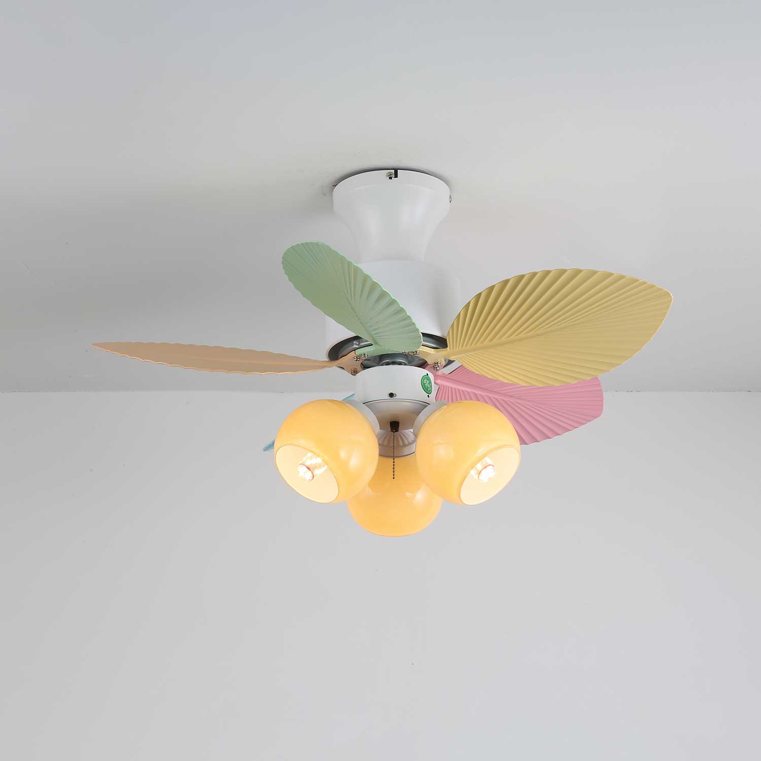 Liora Deckenventilator mit bunter Glasbeleuchtung, allgemeine Produktansicht