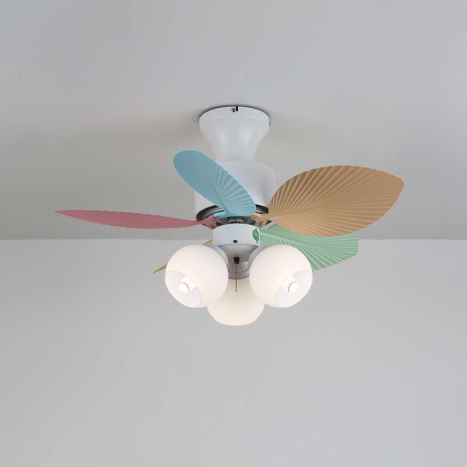 Liora Deckenventilator mit bunter Glasbeleuchtung, zeigt Abmessungen