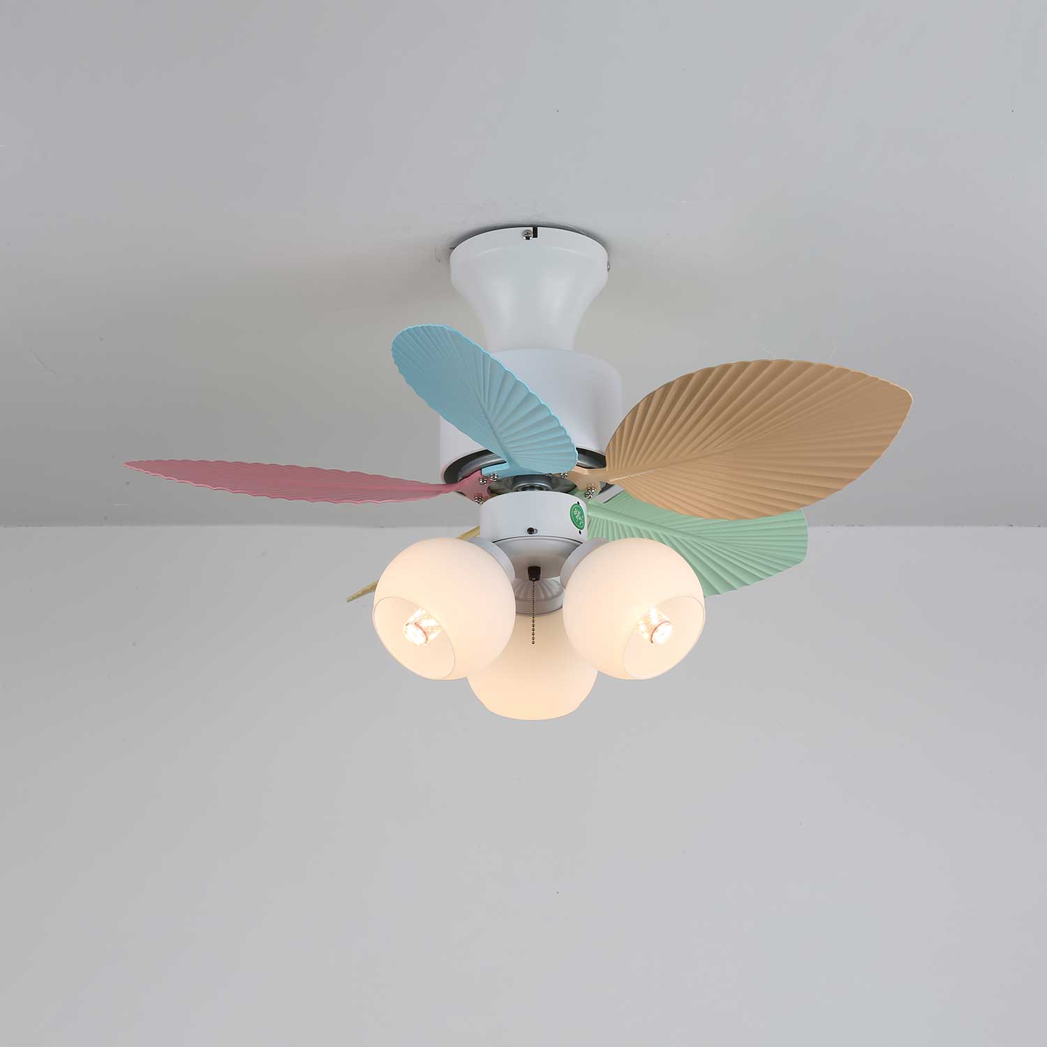 Liora Deckenventilator mit bunter Glasbeleuchtung, hebt Innenbereich hervor