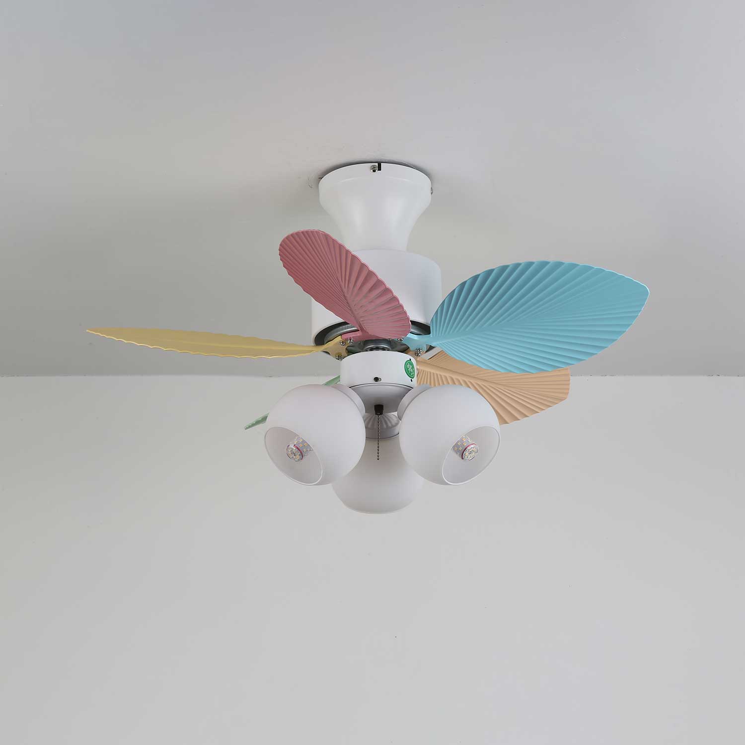 Liora Deckenventilator mit bunter Glasbeleuchtung, präsentiert Materialien
