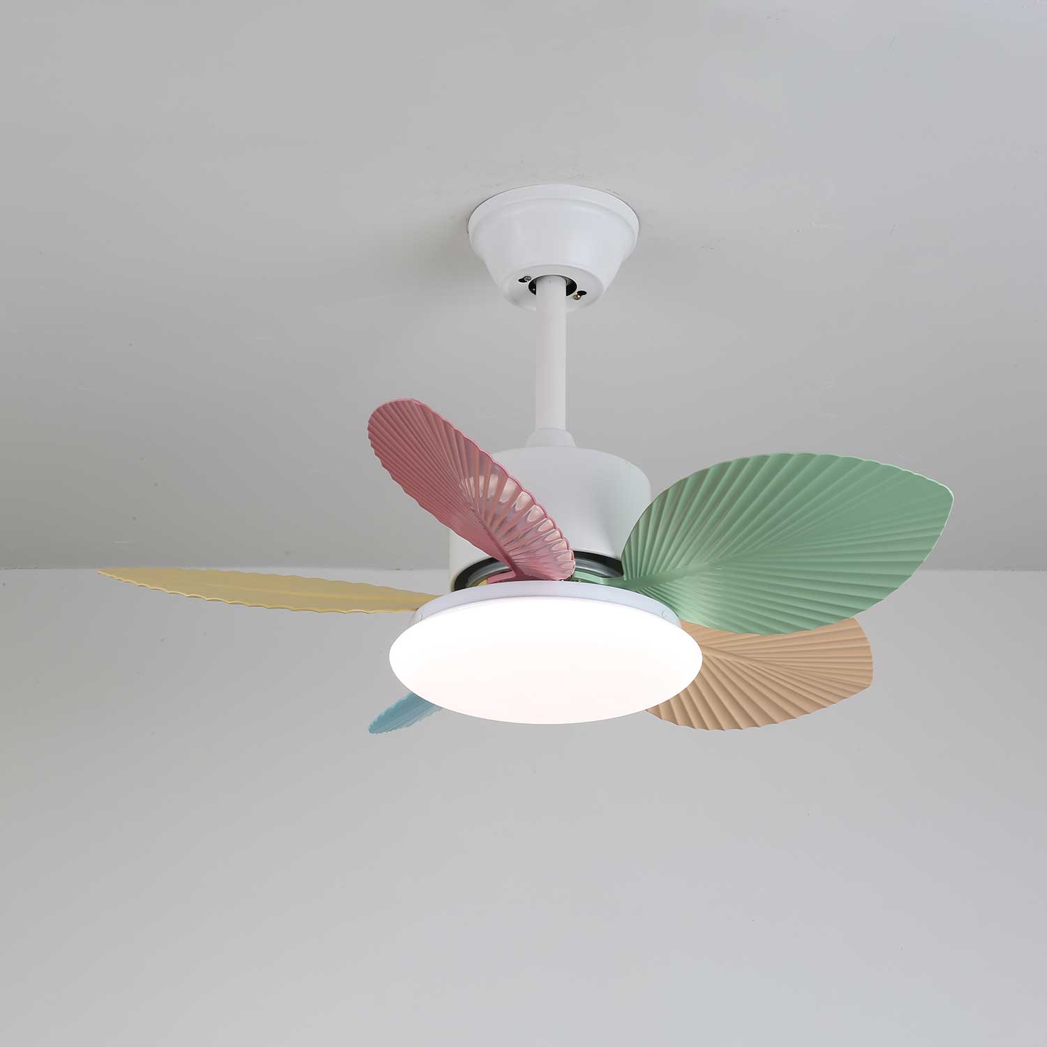 Liora Deckenventilator mit bunter Glasbeleuchtung, hebt Feuchtraum-Eignung hervor