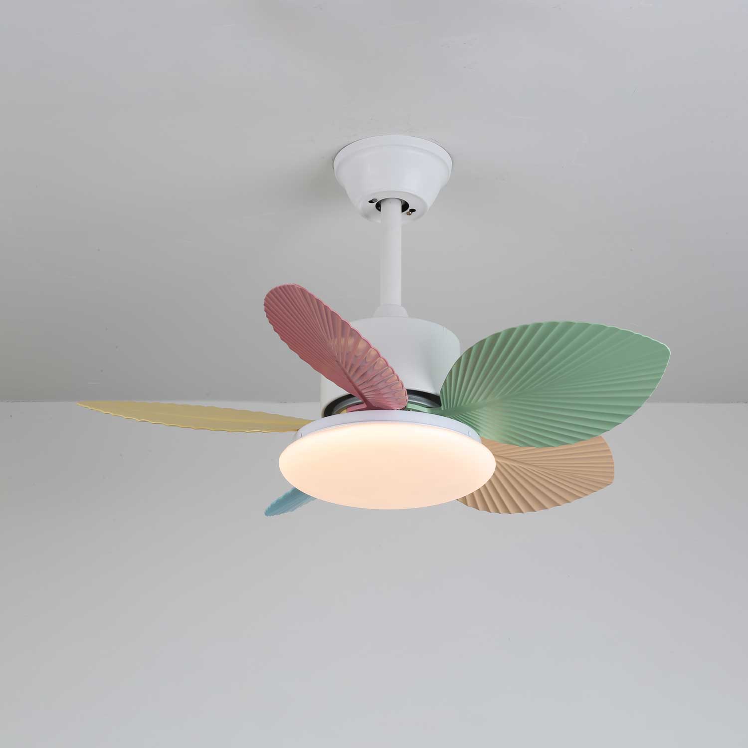 Liora Deckenventilator mit bunter Glasbeleuchtung, im Flur