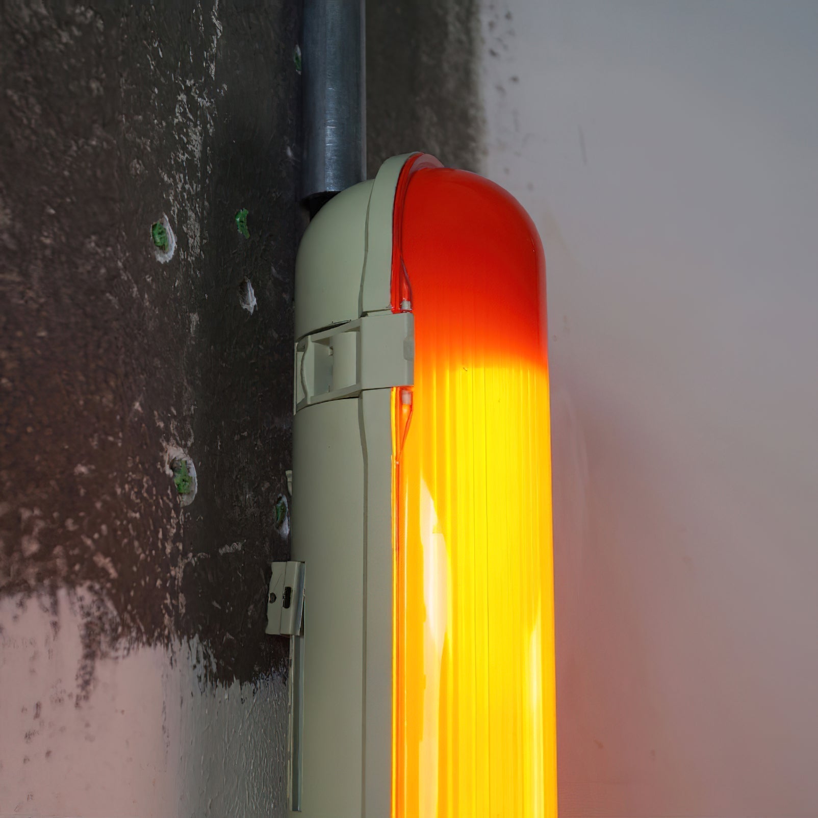 Wavel Rote Wandleuchte aus Kunststoff-Letslighting