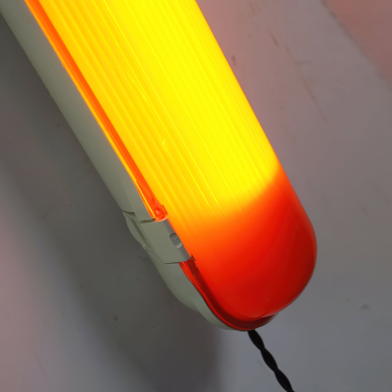 Wavel Rote Wandleuchte aus Kunststoff-Letslighting